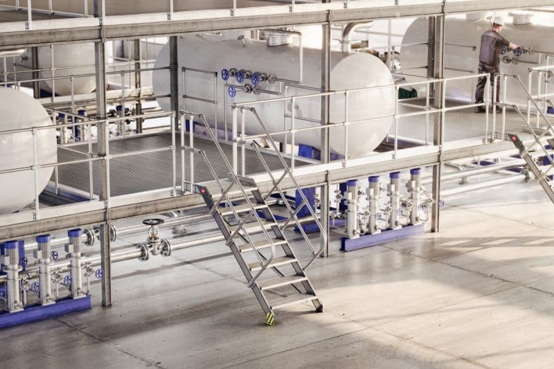 Стационарная лестница с платформой, с опорой на стену Hailo 45° 9 ступеней, шириной 800 мм