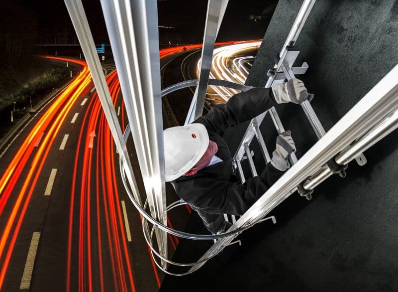 Стационарная лестница с защитой Hailo 7,00 м 25 ступеней (горячеоцинк. сталь 1.0037/ASTM A36)